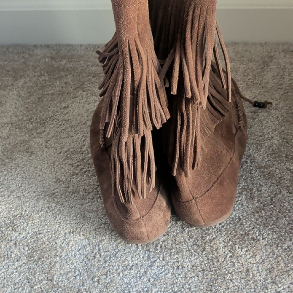 Minnetonka Brown Fringed Moccasin Boots - Picture 6 of 7